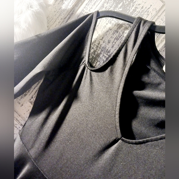 Anself Long Sleeve Cold Shoulder Fit to Flare V-Neck Black Dress - Picture 9 of 11